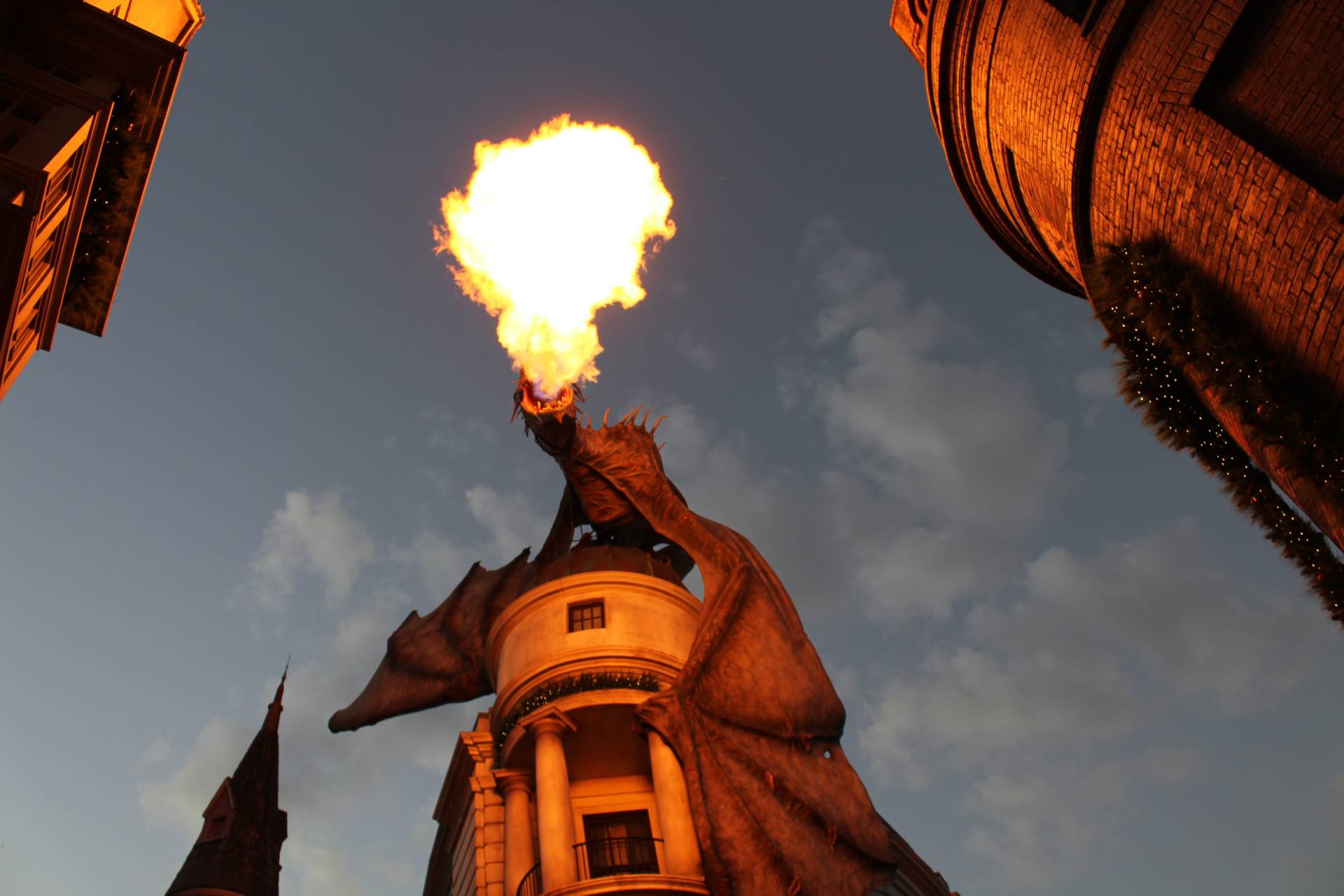 Dragon on top of Gringotts in Dragon Alley at Universal World Orlando