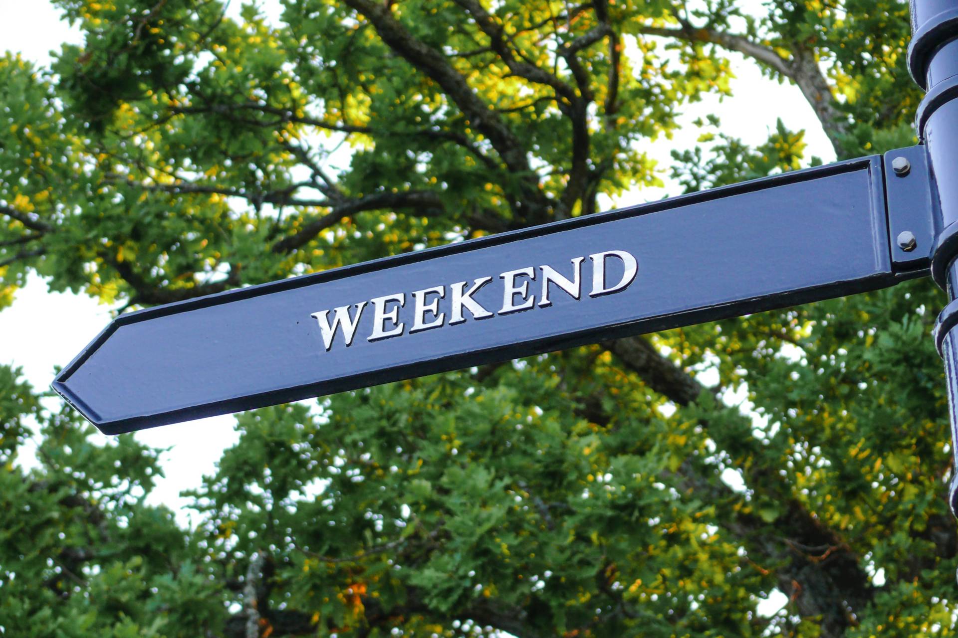 Street sign with the word weekend